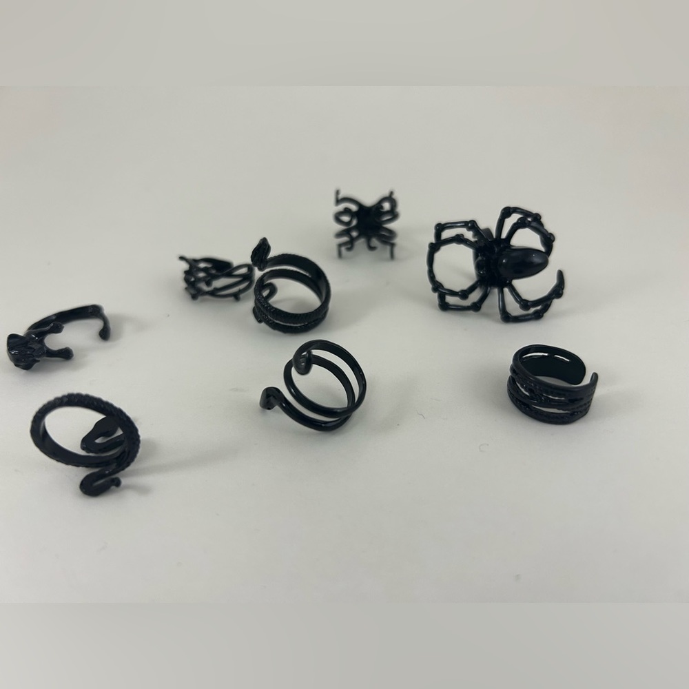 Set of 8 black toned adjustable rings